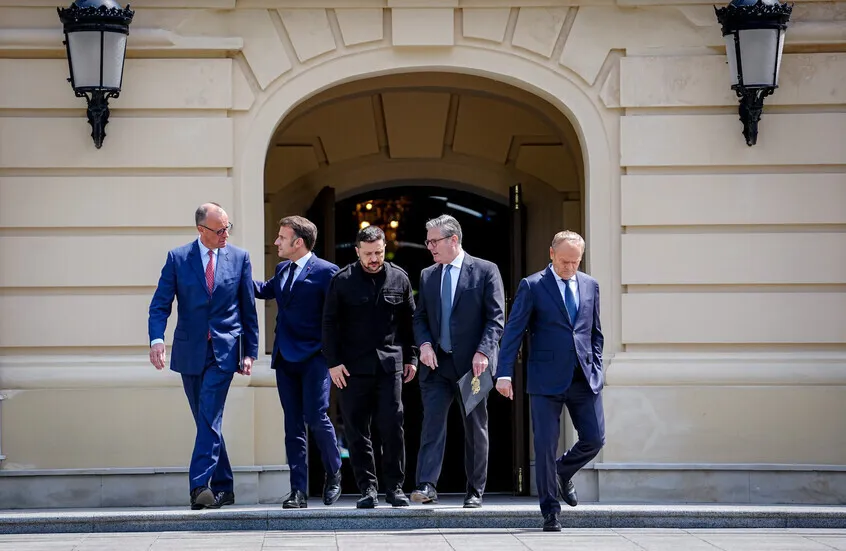 غرينلاند تشعل أخطر مواجهة عبر الأطلسي.. قمة طارئة للاتحاد الأوروبي وسط شكوك بصفقة أمريكية سرية